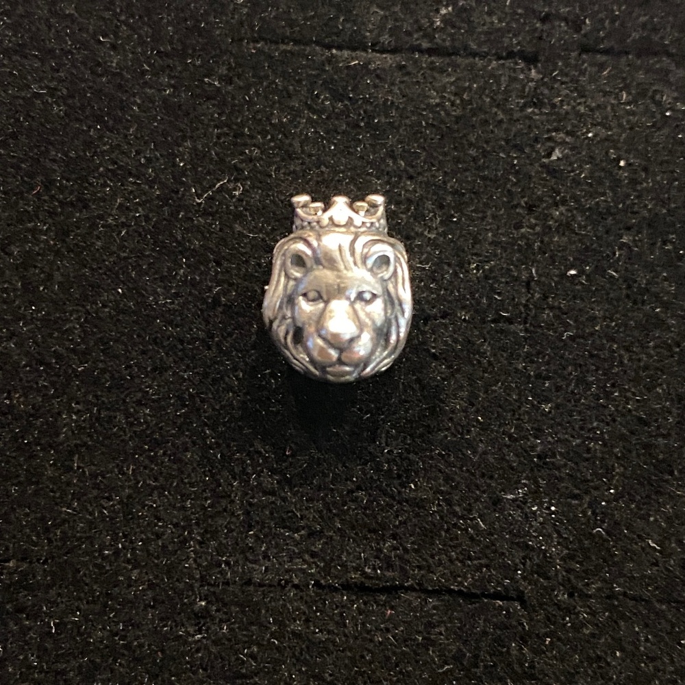 PANDORA Lion Crowned Charm